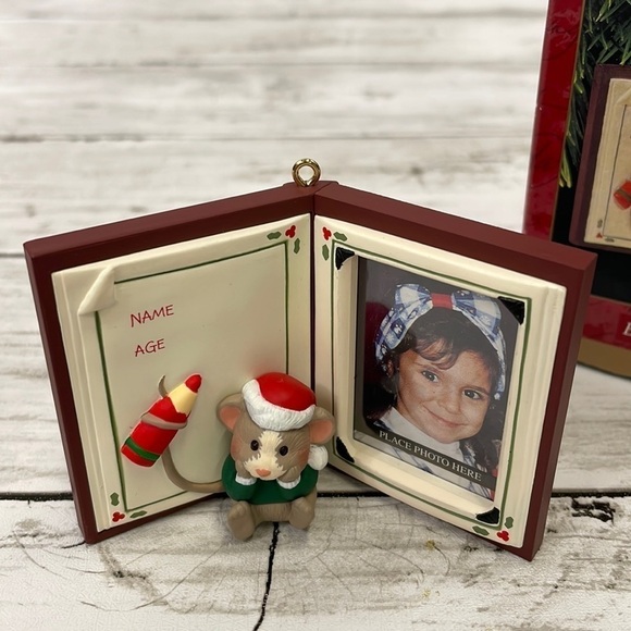 HALLMARK 1997 BOOK of the YEAR CHRISTMAS ORNAMENT VINTAGE - Picture 1 of 5